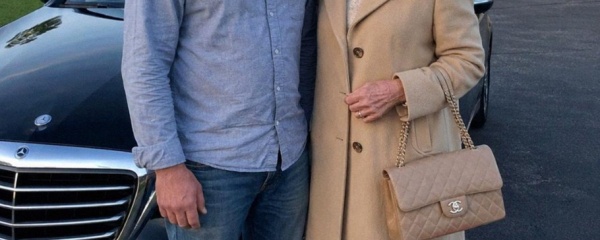Magánsofőr lettem egy gazdag özvegy mellett, mert pénzre volt szükségem, aztán azzal vádoltak, hogy elloptam a gyémánt brossát, és egy rejtett üzenet mindent megváltoztatott